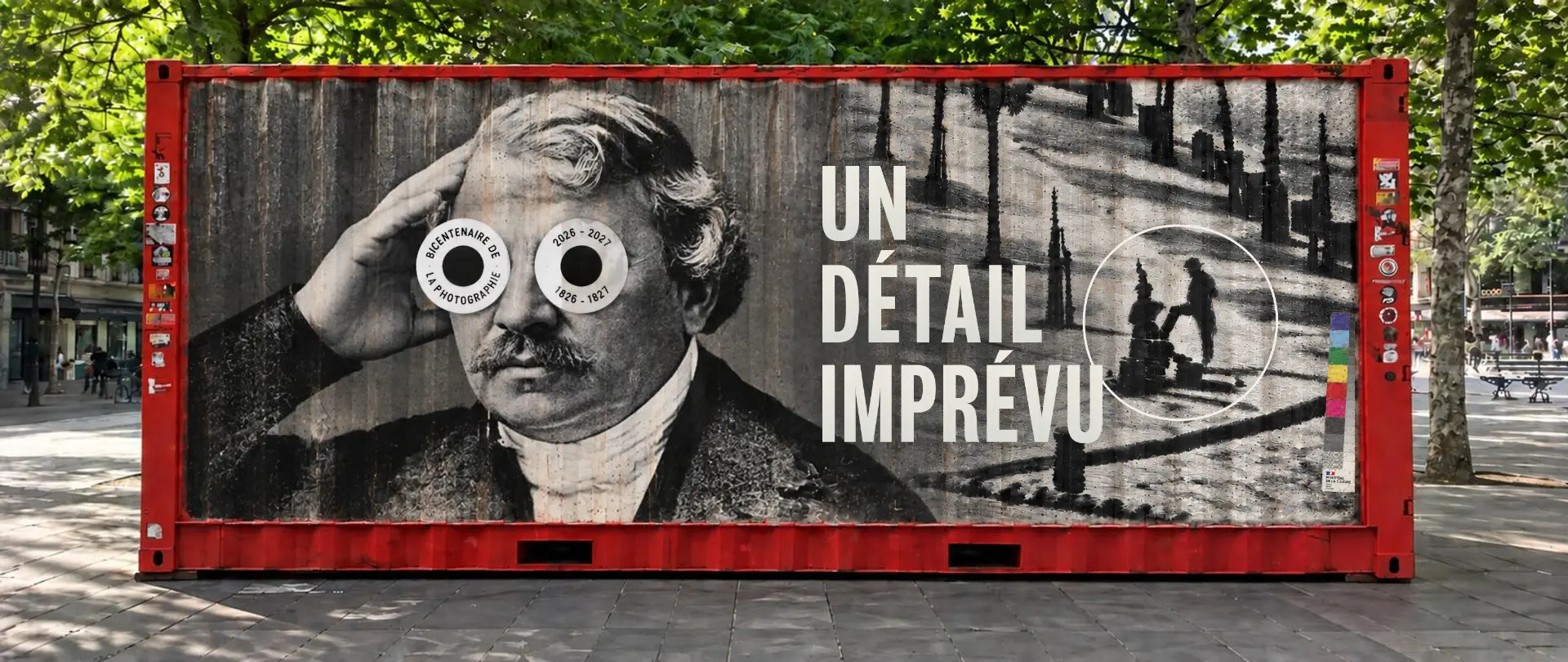 Un détail imprévu : Louis Daguerre et le boulevard du Temple, sur un conteneur rouge place de la République
